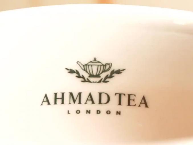 Brytyjski rodowód herbaty reklamuje Ahmad Tea London