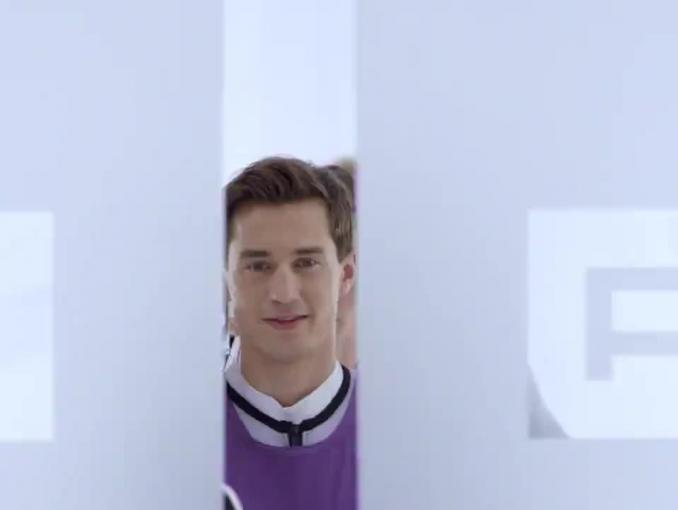 Skoczkowie z Kamilem Stochem reklamują „zasięg 4 sieci” w Play