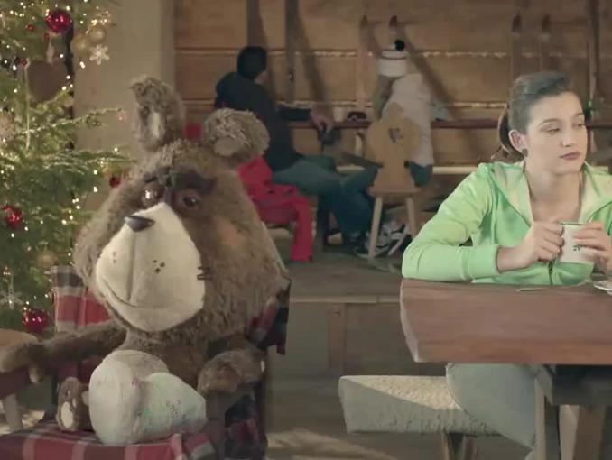 Czochranie Plushaka reklamuje „minush ceny smartfonów” w Plush Mix