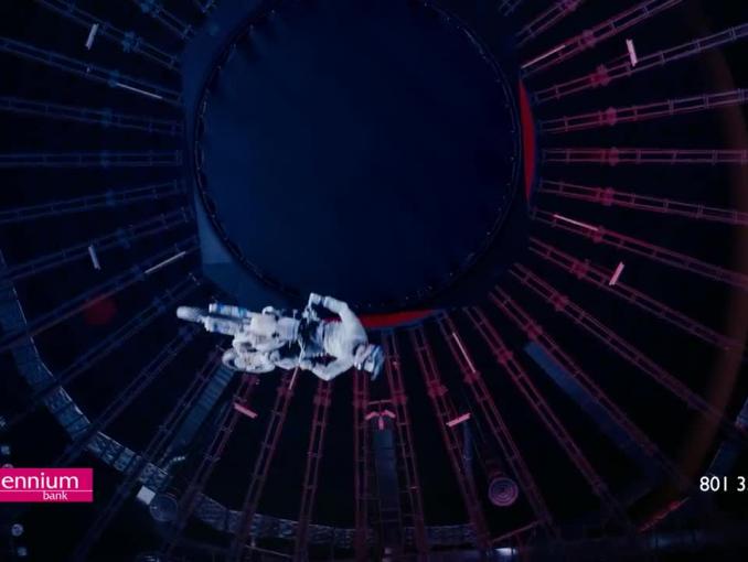 Radosław Kotarski na motocyklu reklamuje Konto 360° w Banku Millennium