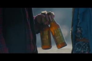 „Żywiecka kronika filmowa” z browarnikami reklamuje piwo Żywiec