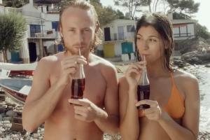 Pocałuj radość - reklama z okazji 100-lecia butelki Coca-Coli