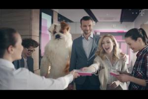 Tomasz Kot z rodziną i psem reklamuje Jump Family w T-Mobile