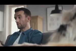 Tomasz Kot dogaduje się z "psem" w reklamie Jump Family w T-Mobile Polska