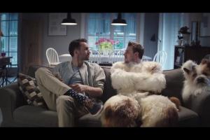 Kot w butach w salonie z "psem" reklamuje Jump Family w T-Mobile Polska