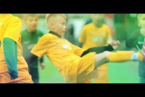 Młodzi piłkarze w koszmarze Arkadiusza Milika reklamują turniej o Puchar Tymbarku