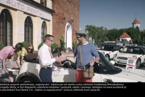 Piotr Adamczyk z samochodem reklamuje „wypożyczkę” w eurobanku