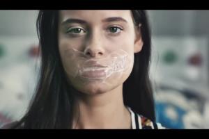 Prostowanie gumy reklamuje „pierwsze prawdziwe no limit” w Heyah
