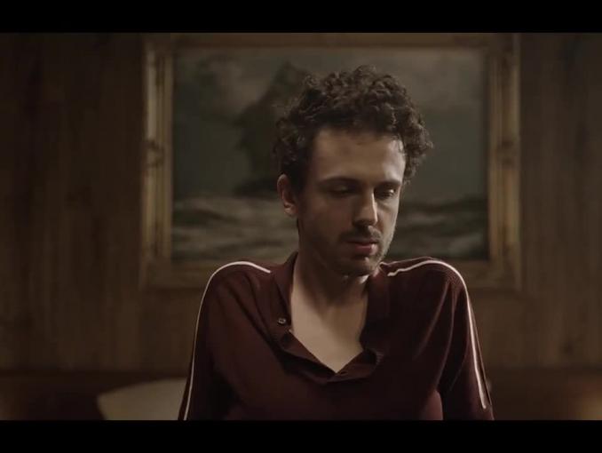 Nieudany całus reklamuje „pierwsze prawdziwe no limit” w Heyah
