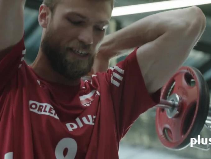Siatkarze Andrzej Wrona i Karol Kłos z trenerem Stephane’em Antigą reklamują „mistrzowskie LTE” w Plusie