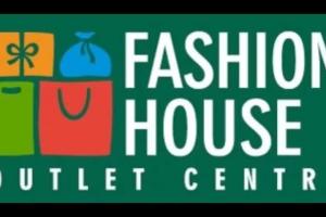 Spot Fashion House Outlet Center z nauczycielką krytykującą za brak markowych ubrań