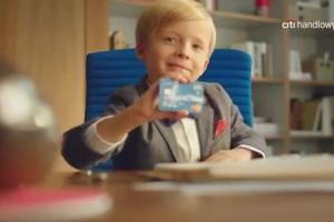 Citi Handlowy z chłopcem-menedżerem reklamuje kartę kredytową Citi Simplicity
