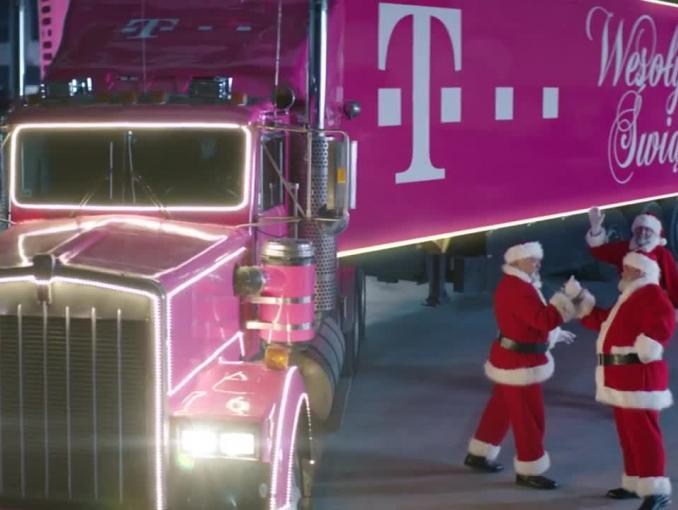 Święci Mikołaje i ciężarówka w bożonarodzeniowej reklamie T-Mobile