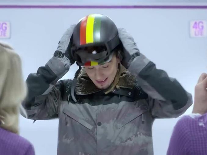 Kamil Bednarek na desce snowboardowej reklamuje Internet na Kartę w Play