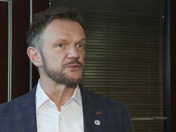 Cezary Pazura: klęska serialu „Aż po sufit!” to wina TVN