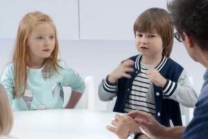 Agnieszka Chylińska i Kuba Wojewódzki z dziećmi reklamują 4G LTE Ultra w Play