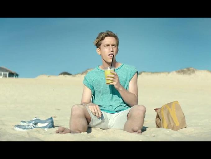 Plażowicz z pingwinem reklamują lemoniadę Cappy w McDonald’s