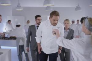 Wojciech Modest Amaro z firmą od kuchni reklamuje Formułę Biznes Box w Play dla Firm