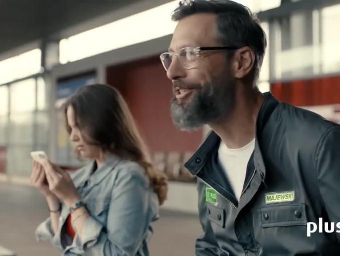 Szymon Majewski z płaczącą dziewczyną w reklamie internetu LTE Plus Advanced