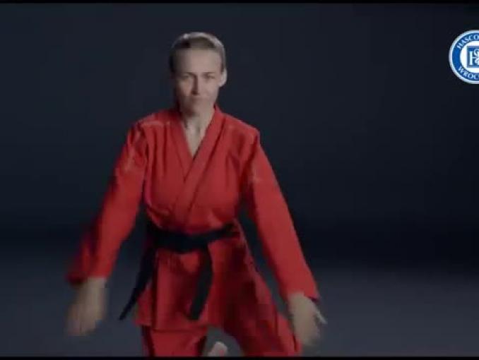 Wojowniczka taekwondo walczy z grypą w reklamie Gripblocker Express