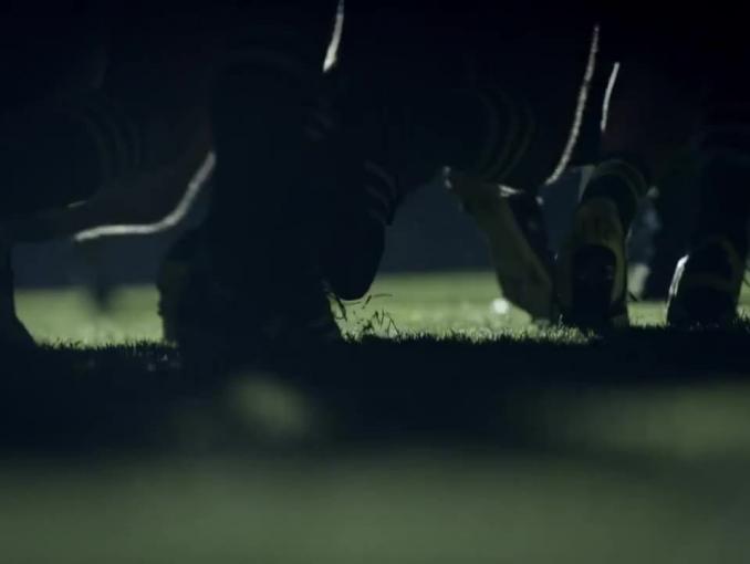 Rugbysta-pianista reklamuje KIA Niro