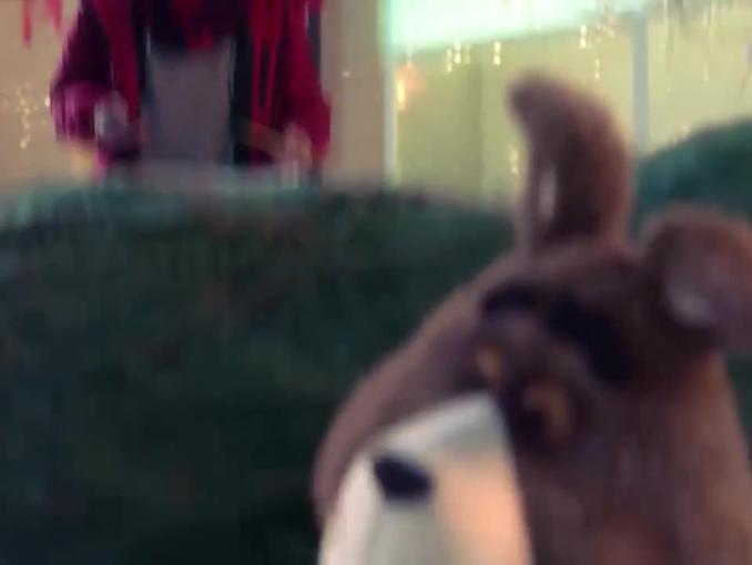 Plushak z rozmachem niesie choinkę w bożonarodzeniowym spocie Plusha