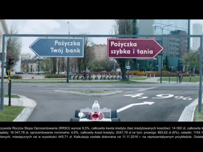 Błyskawiczna jazda wyścigówką po pożyczkę w reklamie Alior Banku