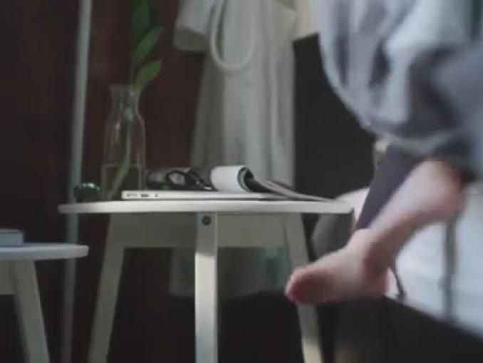 Dorosłe dzieci reklamują meble IKEA do sypialni