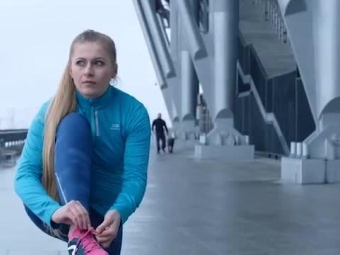 Biegaczka, rowerzysta i pies w reklamie sklepów Decathlon