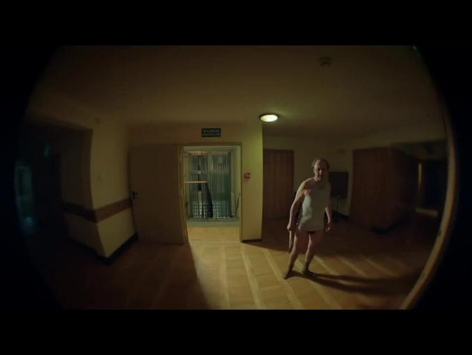 Arkadiusz Jakubik w etiudzie "Ksiądz" - reklama Showmax
