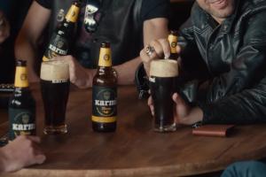  Penelope Cruz reklamuje piwo Karmi z motocyklistami w pubie