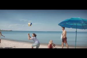 Radek Kotarski o paraslolu plażowym w reklamie Banku Millennium
