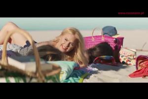 "Przyjaciółki" na plaży w wakacyjnej reklamie Rossmanna