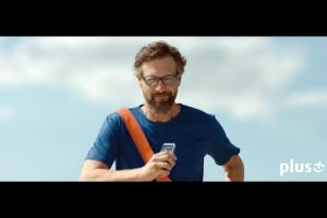 Szymon Majewski ratuje Macademian Girl smartfonem w reklamie Plusa