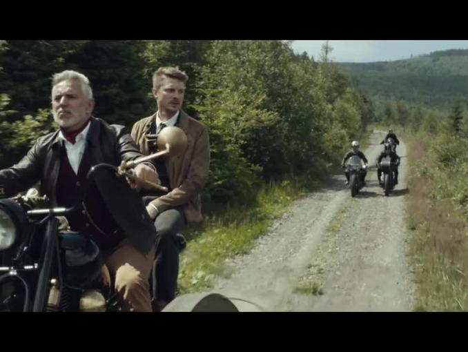 "Ty wybierasz" - lot motorowerem reklamuje piwo Książęce