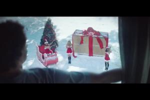 Bożonarodzeniowe prezenty w reklamie piwa Warka