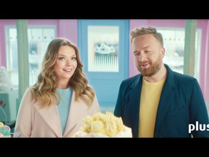 Szymon Majewski jako cukiernik z Tamarą Arciuch i Bartkiem Kasprzykowskim reklamują abonament w Plusie