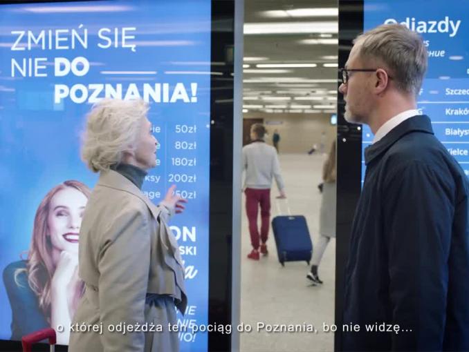 Pomoc na dworcu w reklamie wyprzedaży Vision Express