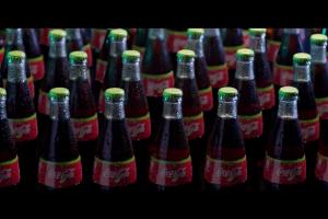 Przemowa do butelek w reklamie Coca-Coli na piłkarskie mistrzostwa świata