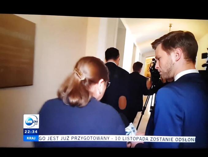 Posłanka Krystyna Pawłowicz do reportera TVN24: "Zjeżdżaj, człowieku!"