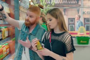 Eko podryw reklamuje napoje w Żabce