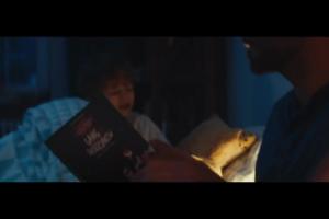 Czytanie dzieciom do snu reklamuje "Gang Słodziaków" w Biedronce