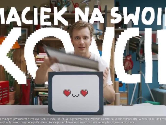 Maciej Musiał robi unboxing debetu w spocie Konta dla Młodych w PKO BP