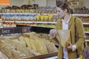 „Marnując żywność, marnujesz planetę” – Krystyna Czubówna w kampanii Banków Żywności zwraca uwagę na ekologiczne skutki marnowania żywności