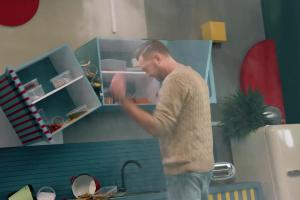 Marcin Propop reklamuje ubezpieczenie mieszkaniowe w Warcie