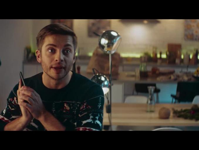 Rozterki przed Świętami z teściową w reklamie piwa Perła