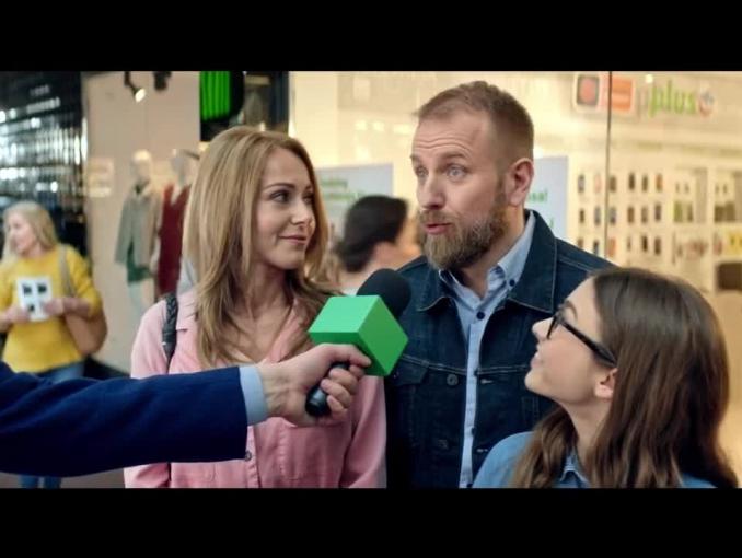 Szymon Majewski w spocie Plusa relacjonuje szturm rodzin