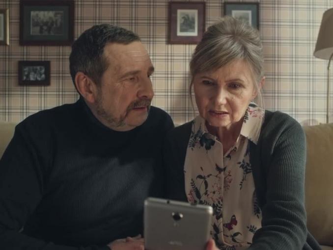 Praktyczni dziadkowie reklamują GigaBank w Plus na Kartę