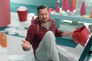 Marcin Prokop myje okno w reklamie Warty