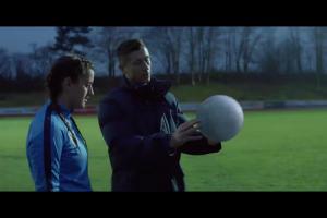 Robert Lewandowski trenuje piłkarza i piłkarkę w spocie head&shoulders